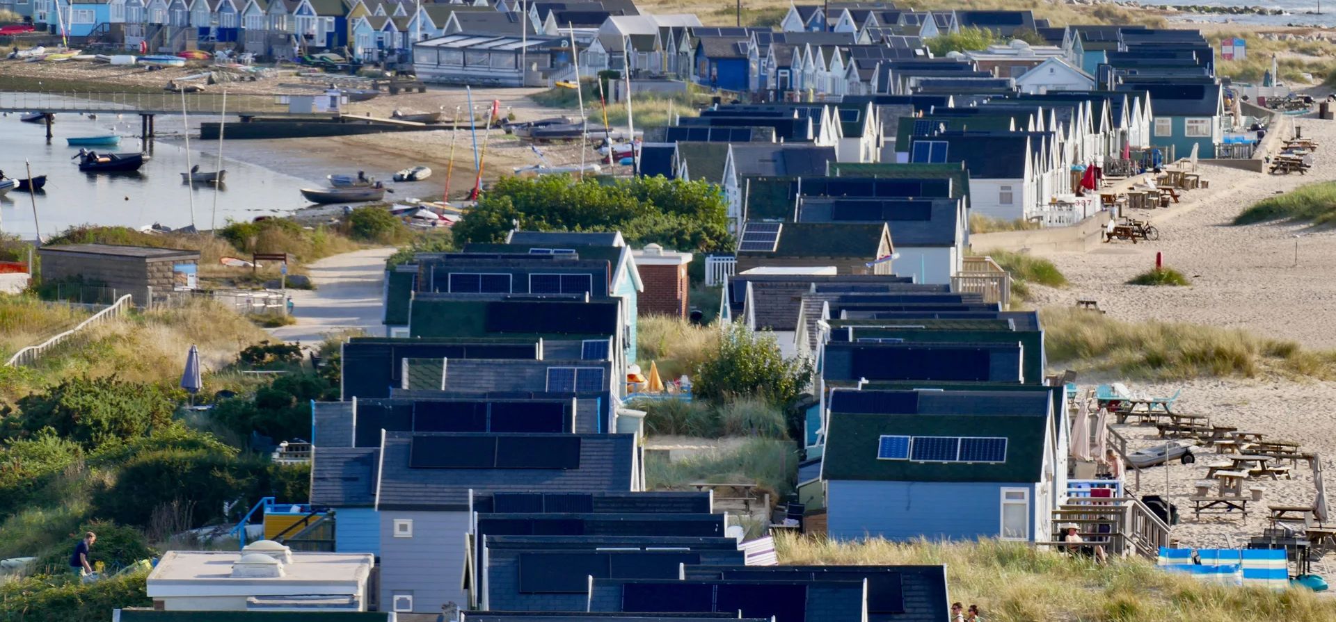 Los habitantes de Mudeford se preparan para el que podría ser el día más caluroso del año hasta ahora en el Reino Unido, Dorset, Reino Unido. Fotografía: Geoffrey Swaine/Rex/Shutterstock Los habitantes de Mudeford se preparan para el que podría ser el día más caluroso del año hasta ahora en el Reino Unido, Dorset, Reino Unido. Fotografía: Geoffrey Swaine/Rex/Shutterstock