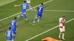 Mattia Zaccagni corre a festejar su agónico tanto, el que le dio la clasificación a Italia.