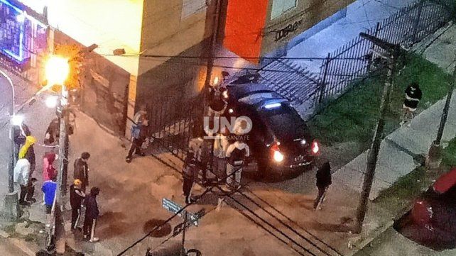 Descontrol en barrio Las Flores. El vehículo