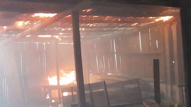 Tras seis horas de arduo trabajo de varias dotaciones de Bomberos y 10 unidades se sofocó el incendio en Concordia. Rescataron a una mujer&nbsp;