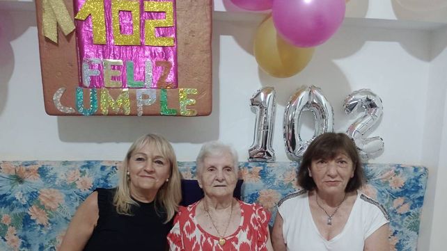 Elisa Sdrigotti acompañada de sus hijas Adriana y Mabel