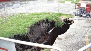 Un nuevo socavón, de importantes dimensiones, se formó en barrio Mariano Comas.