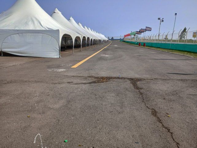 La calle de boxes del autódromo de Paraná.
