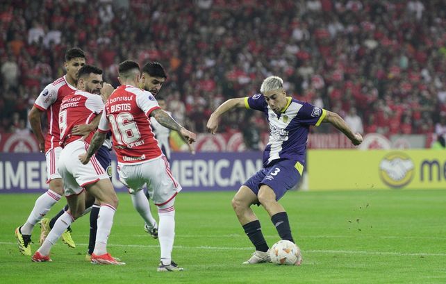 Agustín Sández impacta con zurda y marca el gol de Central en Porto Alegre. El lateral es uno de los que vuelve.