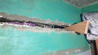 Estado de deterioro y rotura de la estructura de los monoblock de barrio Las Flores I.