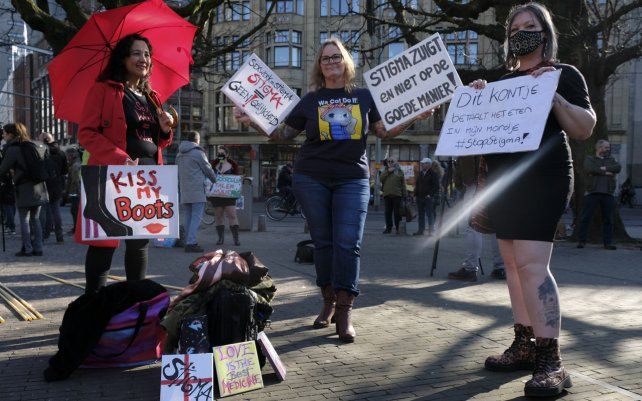 Trabajadoras sexuales portan pancartas para protestar contra el trato desigual y la estigmatización durante una manifestación en La Haya, Países Bajos.