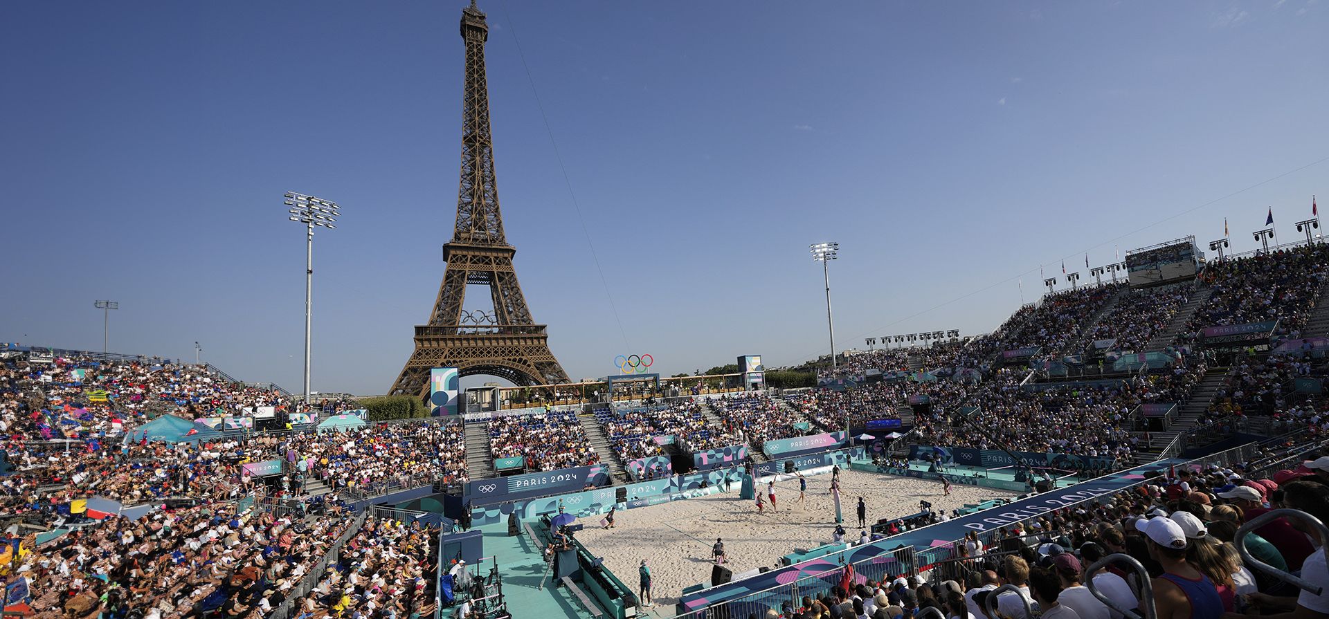 Polonia se enfrenta a Australia en un partido de vóleibol de playa en el Estadio 135 de la Torre Eiffel durante los Juegos Olímpicos de Verano de 2024, el martes 30 de julio de 2024, en París, Francia. (Foto AP/Robert F. Bukaty) Polonia se enfrenta a Australia en un partido de vóleibol de playa en el Estadio 135 de la Torre Eiffel durante los Juegos Olímpicos de Verano de 2024, el martes 30 de julio de 2024, en París, Francia. (Foto AP/Robert F. Bukaty)