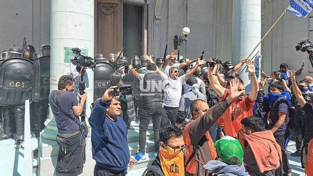 Detuvieron a gremialistas por los incidentes en la Legislatura durante la aprobación de la reforma jubilatoria