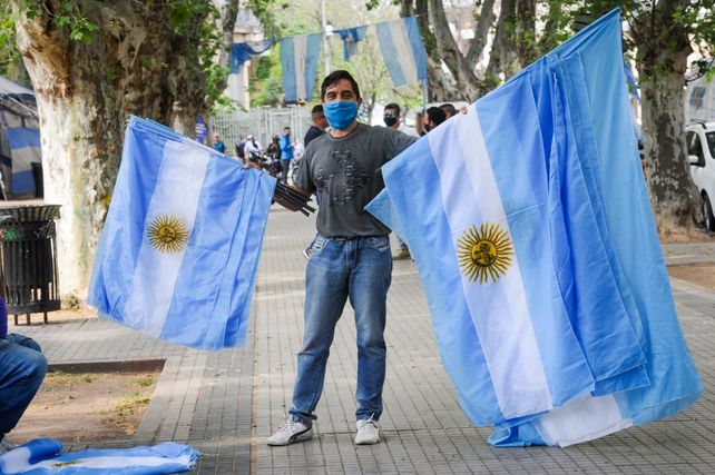 Una ruidosa caravana de autos recorrió las calles para celebrar el Día de la Lealtad