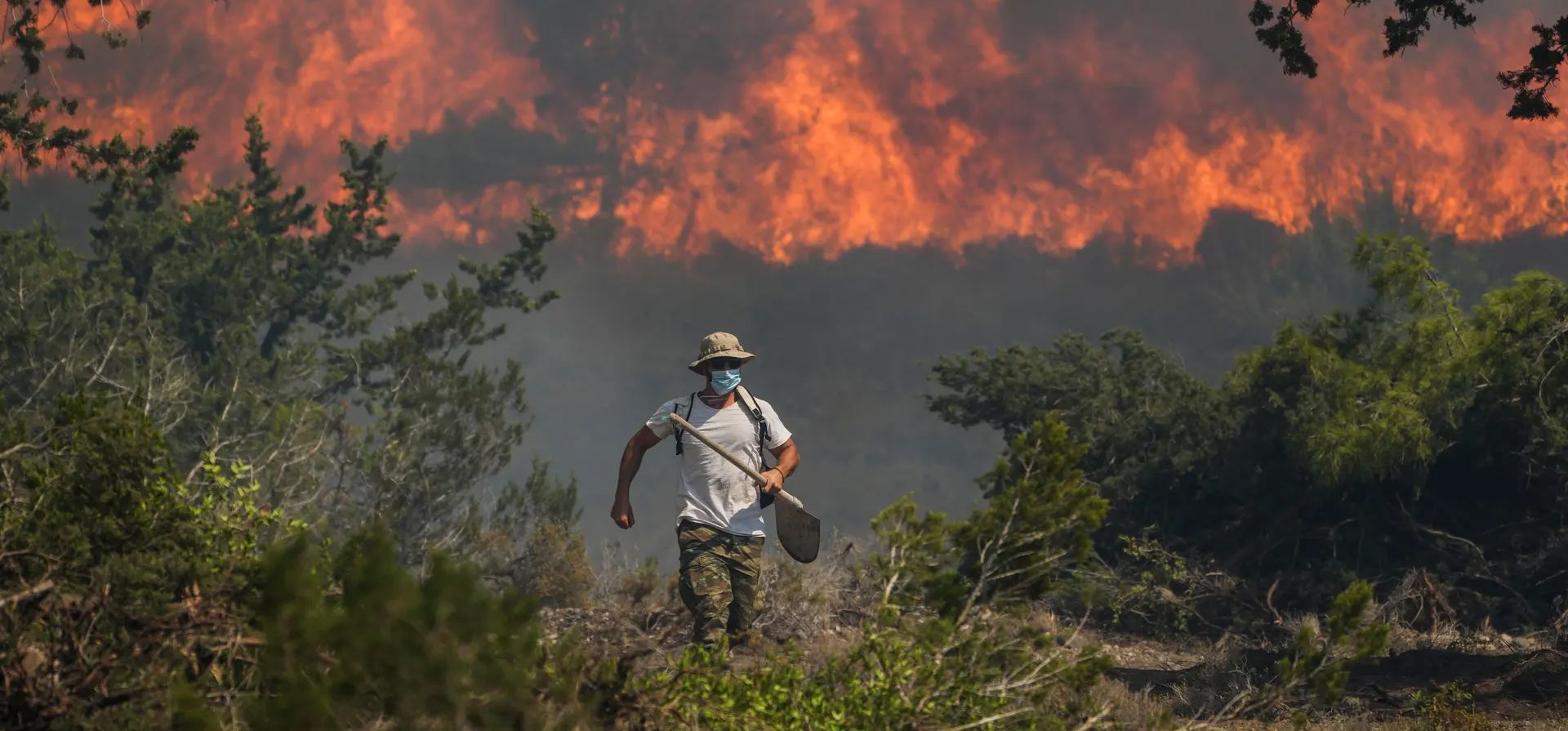 Rodas, Grecia. Un incendio forestal en la aldea de Vati. Una tercera ola de calor consecutiva en Grecia empujó las temperaturas por encima de los 40 ° C en partes del país después de más evacuaciones de incendios. Fotografía: Petros Giannakouris/AP Rodas, Grecia. Un incendio forestal en la aldea de Vati. Una tercera ola de calor consecutiva en Grecia empujó las temperaturas por encima de los 40 ° C en partes del país después de más evacuaciones de incendios. Fotografía: Petros Giannakouris/AP
