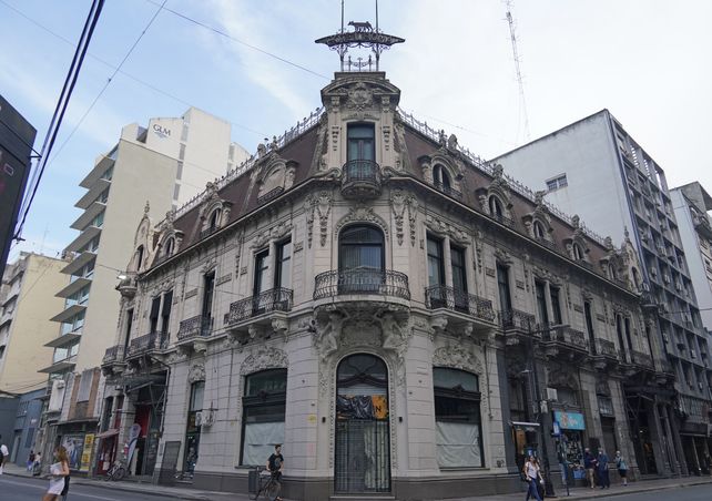 La esquina de Corrientes y Santa Fe se renueva.