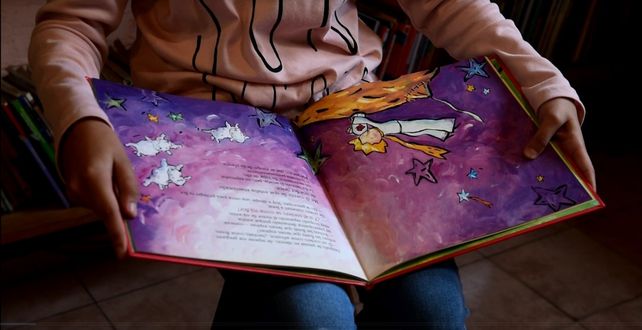 Para que el disfrute de la lectura esté al alcance de todos, Cuchara recuerda que “las bibliotecas populares y públicas están llenas de libros hermosos”