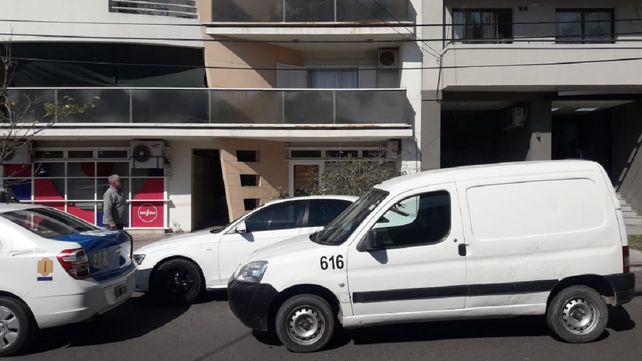 Patrulleros y un m&oacute;vil de la Municipalidad de Paran&aacute; en la puerta del departamento.&nbsp;
