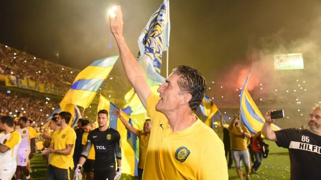El padre de la criatura. El Patón Edgardo Bauza fue el más ovacionado de la noche inolvidable de Arroyito. Es el artífice de la obtención de la Copa Argentina. Ahora dio la vuelta olímpica como DT canalla.