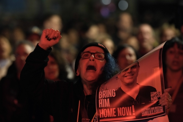 Una marcha por Tel Aviv de familiares o simples ciudadanos que reclaman por el retorno de los m&aacute;s de 100 secuestrados a&uacute;n en manos de Ham&aacute;s. 