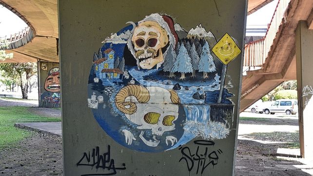 Postales urbanas: grafitis en el Puente Oroño