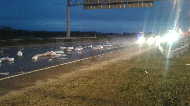 El choque entre dos camiones produjo gran caos vehicular en el ingreso a la ciudad