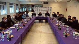 Una reunión sindical por perspectiva de género sin mujeres y con botellas de vino mal escondidas
