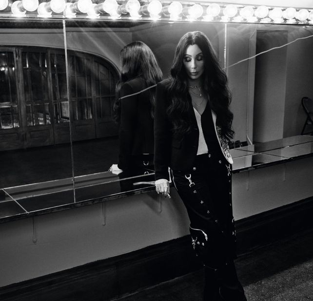 La actriz y cantante Cher, de 75 años, es una de las figuras más destacadas de esta 48ª edición y la elegida para ilustrar el mes de mayo.