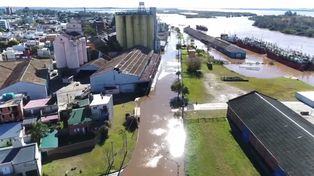 Avenida Paysandú. La calle que bordea toda la costa se encuentra totalmente anegada.&nbsp;