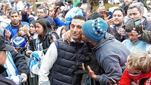 Scaloni en Pujato: la visita del DT de la Selección Argentina revolucionó su pueblo natal