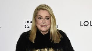 A Catherine Deneuve le llovieron críticas en Francia