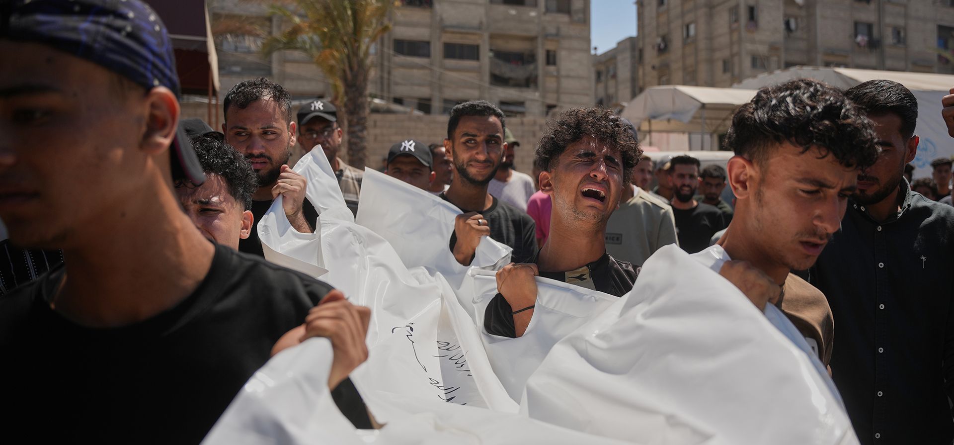 Dolientes cargan el cuerpo del palestino Abdullah Moussa, de 30 años, fallecido en un ataque aéreo israelí, durante su funeral en Jan Yunis, en la Franja de Gaza, el sábado 27 de junio de 2026. (AP Foto/Abdel Kareem Hana) Dolientes cargan el cuerpo del palestino Abdullah Moussa, de 30 años, fallecido en un ataque aéreo israelí, durante su funeral en Jan Yunis, en la Franja de Gaza, el sábado 27 de junio de 2026. (AP Foto/Abdel Kareem Hana)