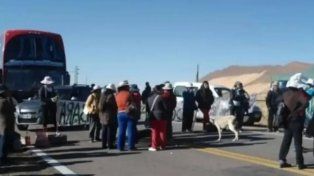 Este martes la Dirección General de Asuntos Jurídicos del Ministerio de Salud en Jujuy radicó una denuncia luego de que una turista muriera tras sufrir una descompensación arriba de un micro que quedó varado por un corte de ruta. El gobernador y precandidato a vicepresidente, Gerardo Morales, pidió identificar a los responsables.