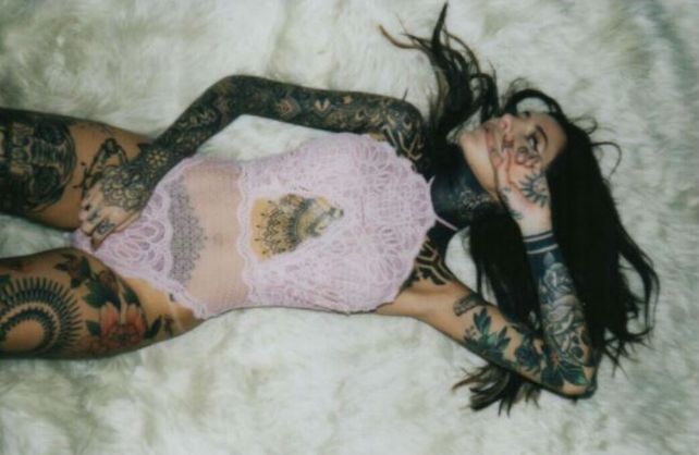 Cande Tinelli provoca con una pose sugerente, transparencias y una mano indecente