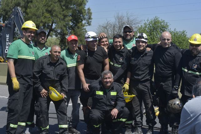 Héroes. Los rescatistas trabajaron arduamente durante casi dos horas para salvarles la vida a las mujeres que quedaron atrapadas debajo del camión.&nbsp;