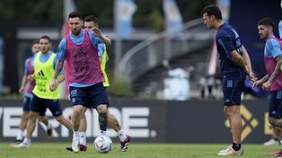 Lionel Scaloni observa a Lionel Messi en un entrenamiento. Todas las miradas apuntan a la recuperación del diez.
