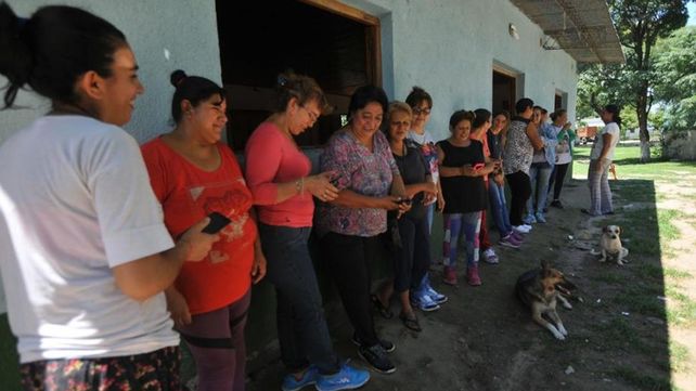 Las mujeres van todas las semanas a buscar el sueldo de sus esposos.