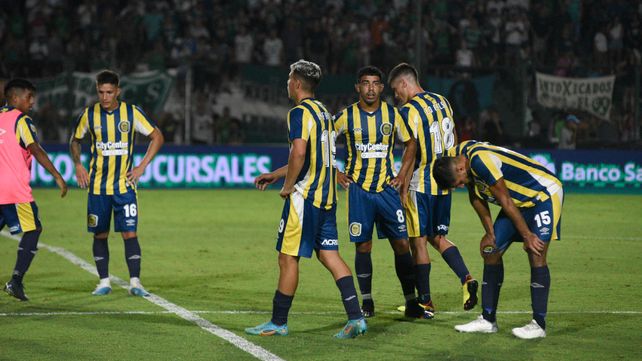 Los jugadores canallas no lo pueden creer en el final en el estadio Eva Perón.