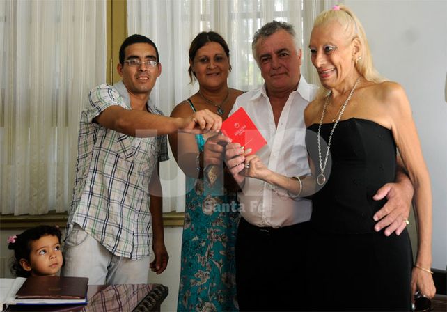 Más allá de las dificultades. La pareja siempre se apoyó y construyó una gran familia con hijos y nietos. Este jueves pasaron por el Registro Civil para dejar asentado que la suya es una unión para toda la vida / Foto: Mauricio Centurión - Uno Santa Fe