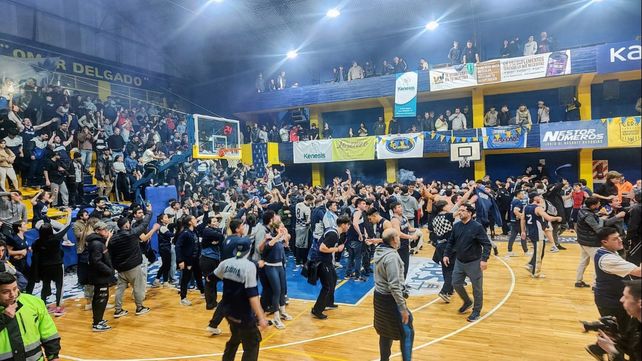 Es el final y la hinchada de Atalaya salta al rectángulo de juego a celebrar el título del básquet rosarino