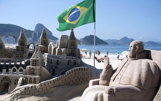 Maravilhosa. Una estatua arena que representa al Papa Francisco fue descubierta ayer en la playa de Copacabana.