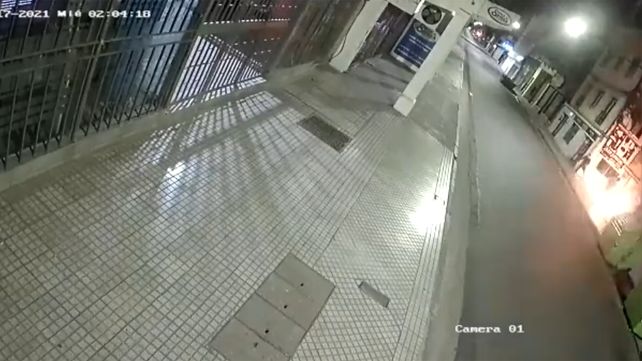 Dos desconocidos arrojaron combustible y la sede de Central comenzó a arder.