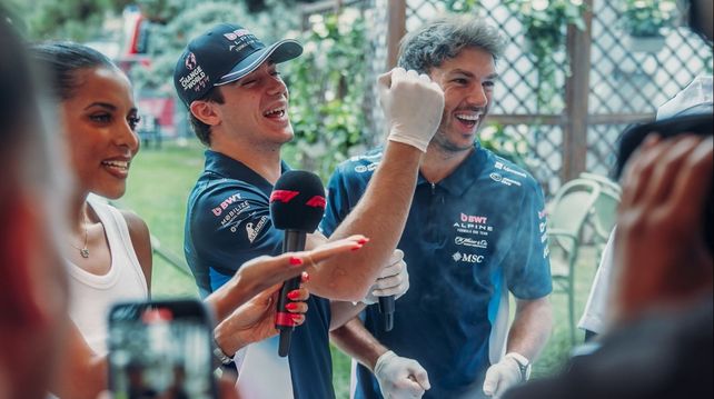 Franco Colapinto se ríe con Pierre Gasly en un juego gastronómico que la Fórmula 1 propuso en Azerbaiyán.