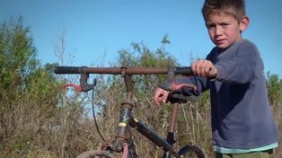 La historia de Carlitos y su vieja bicicleta sin cubiertas