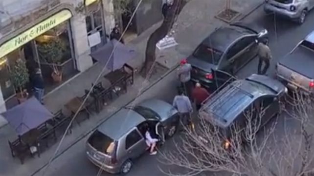 Le robaron el utilitario pero lo recuperó por la ayuda de los transeúntes
