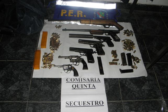 La policía secuestró un arsenal y centenares de motopartes