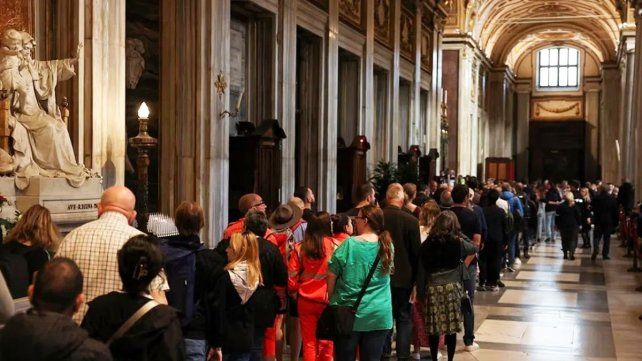 La Basílica Santa María Maggiore abrió este domingo sus puertas para permitir a los fieles visitar la tumba del Papa Francisco un día después de su funeral.