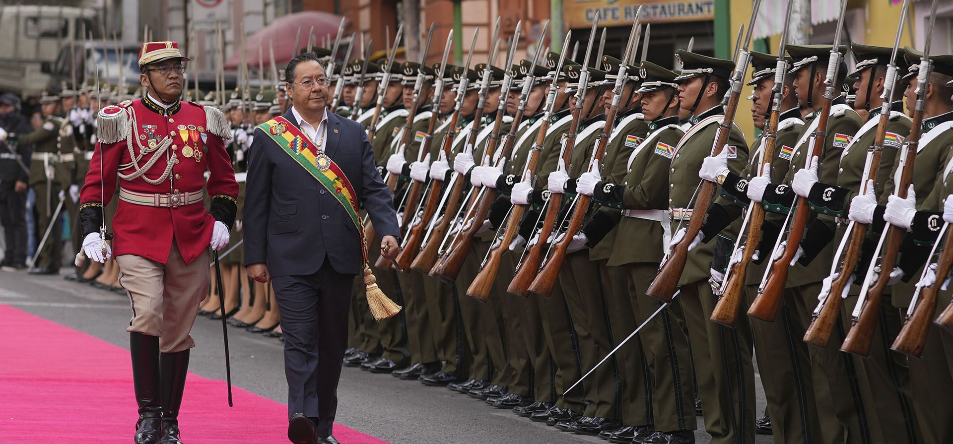 El presidente boliviano Luis Arce llega a la Plaza Murillo para un ritual en honor a la El presidente boliviano Luis Arce llega a la Plaza Murillo para un ritual en honor a la