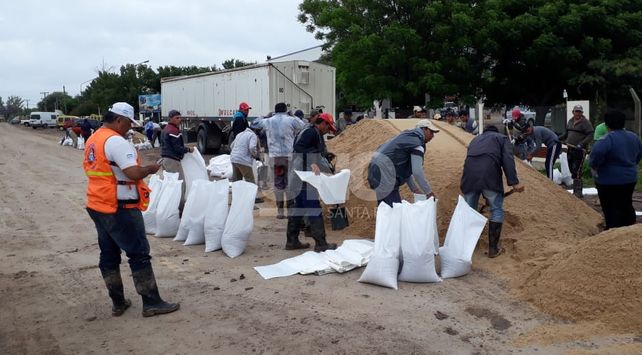 Carga de bolsas de arena en El Nochero