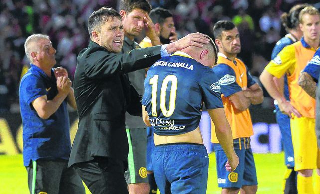 Puro lamento. El Chacho Coudet trata de calmar al 10 canalla.