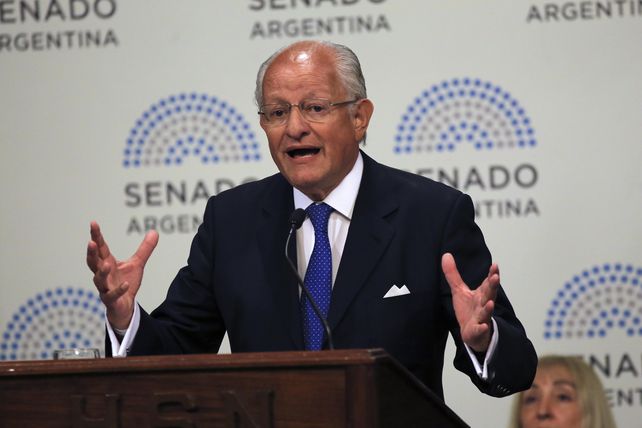 Un médico desató la polémica en el Senado al cuestionar el uso de preservativos