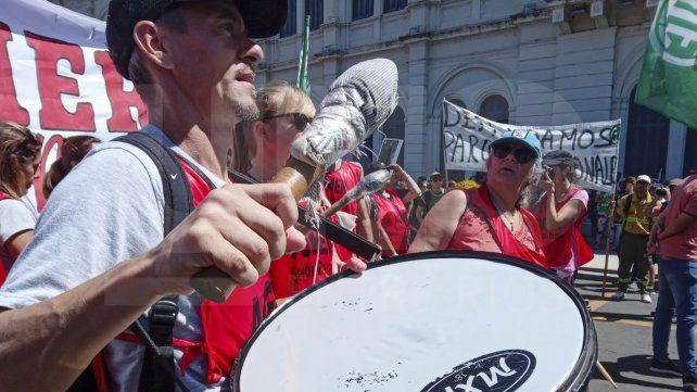 El paro y movilización de CGT y CTA se replica en Paraná: Más que un llamado a la lucha