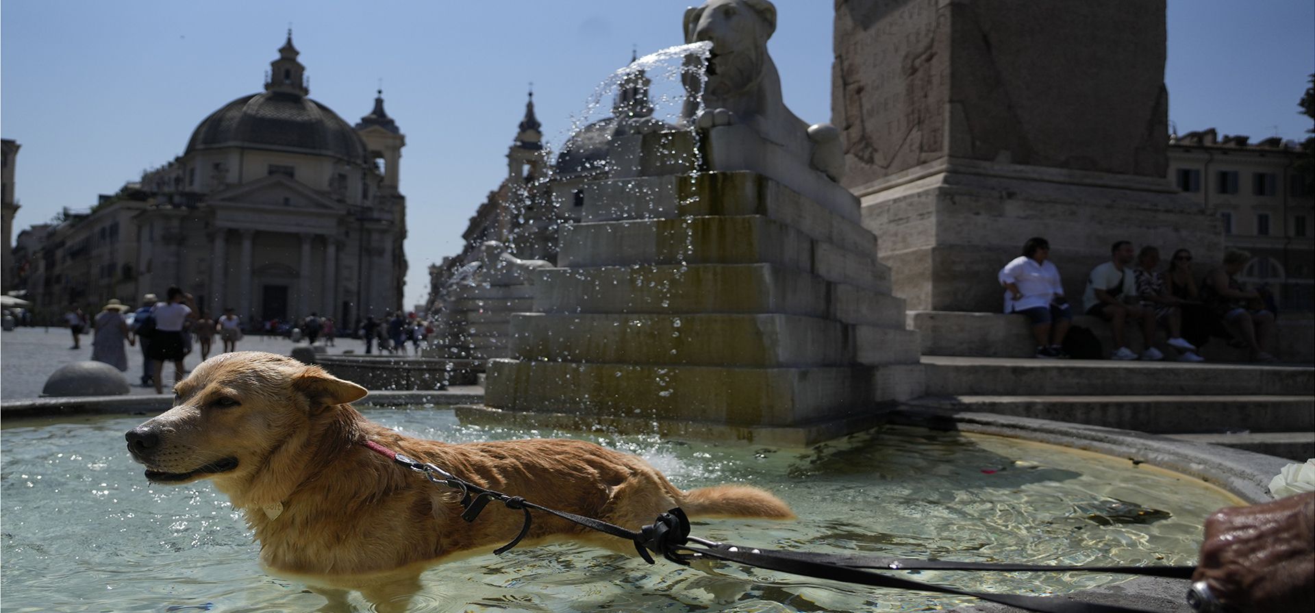 Un perro se baña en una fuente en Roma, el martes 22 de agosto de 2023. Italia enfrenta una ola de calor con temperaturas en la capital de hasta 37 grados Celsius (98 Fahrenheit). (Foto AP/Gregorio Borgia) Un perro se baña en una fuente en Roma, el martes 22 de agosto de 2023. Italia enfrenta una ola de calor con temperaturas en la capital de hasta 37 grados Celsius (98 Fahrenheit). (Foto AP/Gregorio Borgia)