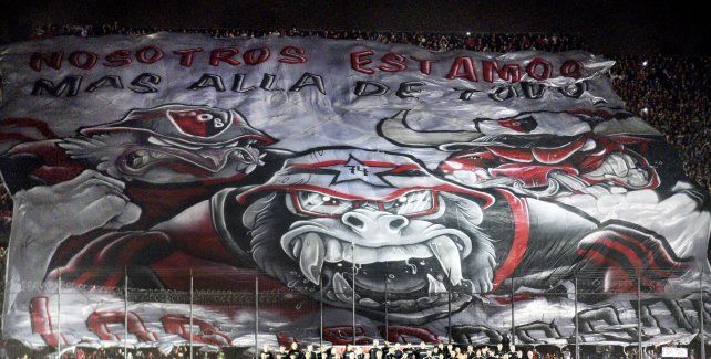 La barra brava de Newells desplegó el polémico trapo que sacó a la luz a los referentes criminales en junio de 2023.