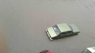 Un auto arrastrado por el agua y otros videos de la tormenta en Concepción